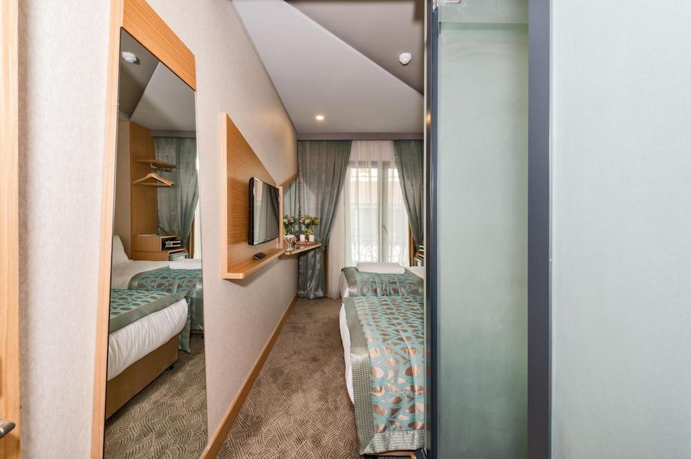 Genova Hotel 3*